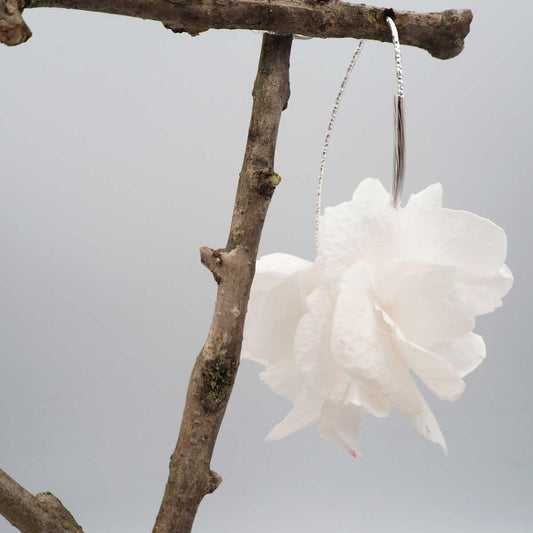 Cómo conservar el recuerdo de tu boda: joyas con flores reales que duran en el tiempo