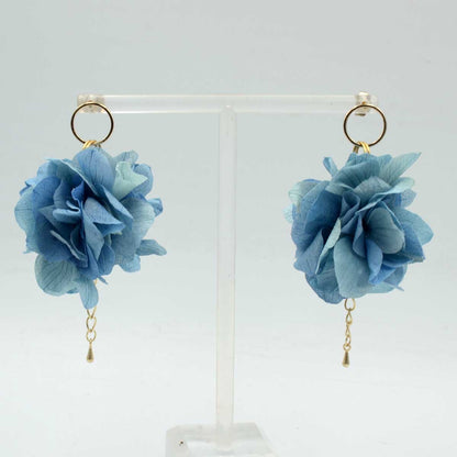 Detalle artesanal de Pendientes Cristina con flores naturales preservadas