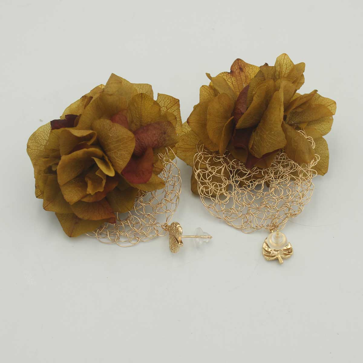 Dettaglio artigianale di Orecchini Sole mío con fiori naturali stabilizzati