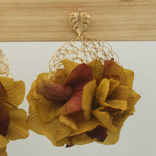 Vista alternativa de Pendientes Sole mío con flores naturales preservadas