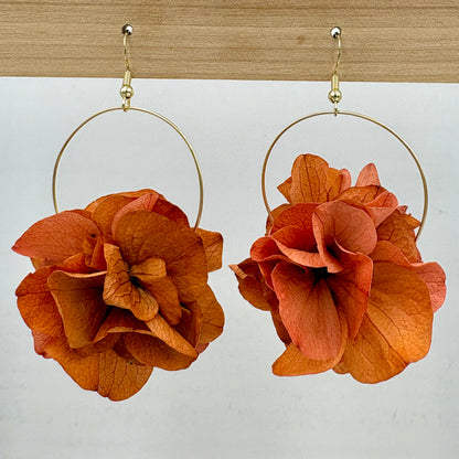 Vista alternativa de Pendientes Berta con flores naturales preservadas