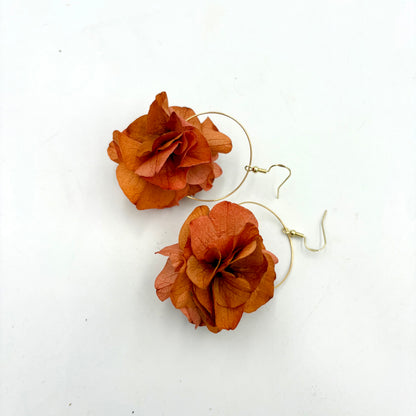 Detalle artesanal de Pendientes Berta con flores naturales preservadas