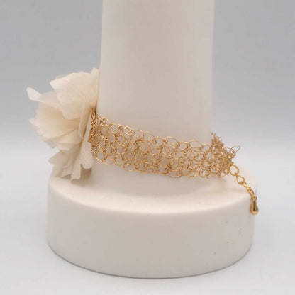 Acabado artesanal de Pulsera Fiesta con flores naturales preservadas
