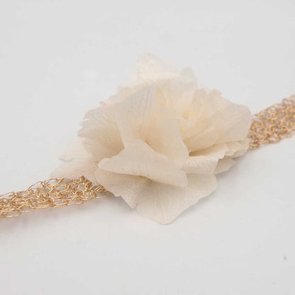 Detalle artesanal de Pulsera Fiesta con flores naturales preservadas