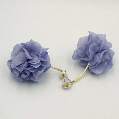 Detalle artesanal de Pendientes Vega con flores naturales preservadas
