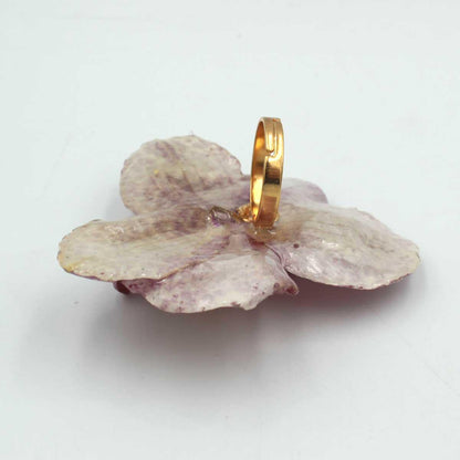 Detalle artesanal de Anillo pecas con orquídeas naturales