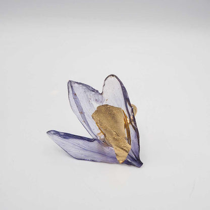 Acabado artesanal de Anillo Azafrán con flor natural de azafrán