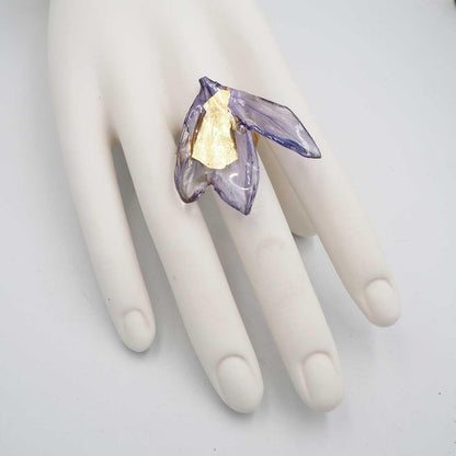 Detalle artesanal de Anillo Azafrán con flor natural de azafrán