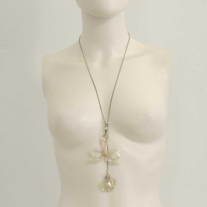 Dettaglio artigianale di Collana Phalaenopsis con orchidee naturales