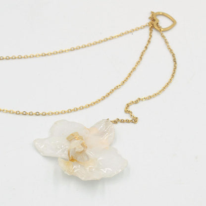 Dettaglio artigianale di Collana de Orquídea Blanca Natural con Cierre Corazón con orchidee naturales
