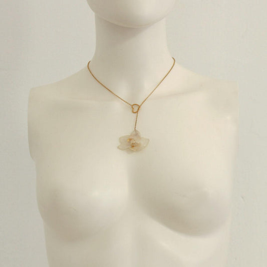Vista alternativa de Collar de Orquídea Blanca Natural con Cierre Corazón con orquídeas naturales