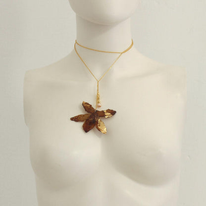Acabado artesanal de Collar Shinjuku con orquídeas naturales