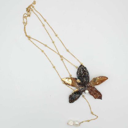 Detalle artesanal de Collar Shinjuku perlas con orquídeas naturales