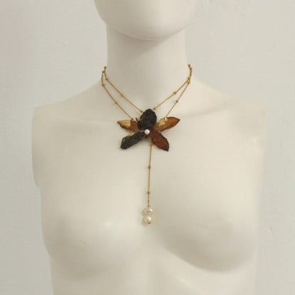 Vista alternativa de Collar Shinjuku perlas con orquídeas naturales
