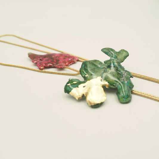 Vista alternativa de Collar Majorelle con flores naturales
