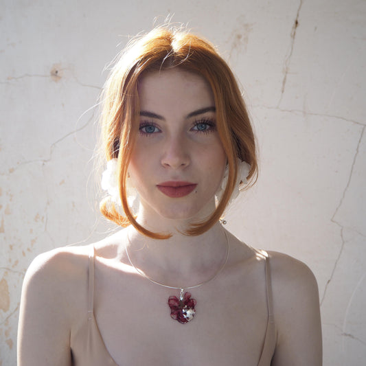 Vista alternativa de Collar Elara con flor natural de geranio