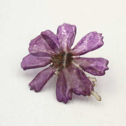 Dettaglio artigianale di Anello Dalila con fiori naturali