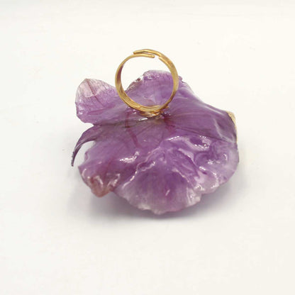 Detalle artesanal de Anillo Viola con orquídeas naturales