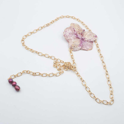 Detalle artesanal de Collar de Orquídea Natural Monforte con orquídeas naturales