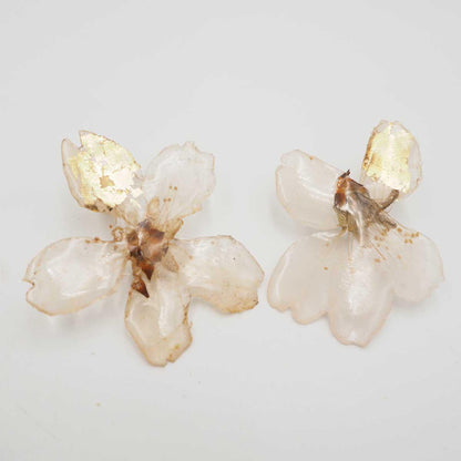 Vista completa di Orecchini Botón Almendro con fiore naturale di almendro