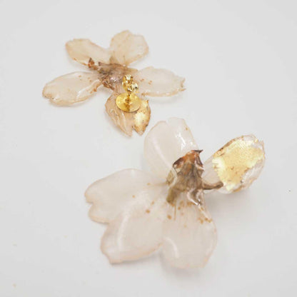 Dettaglio artigianale di Orecchini Botón Almendro con fiore naturale di almendro