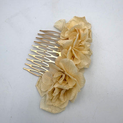 Dettaglio artigianale di Pettinino Doble con fiori naturali stabilizzati