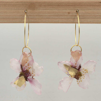 Detalle artesanal de Pendientes Aro Almendro con flor natural de almendro