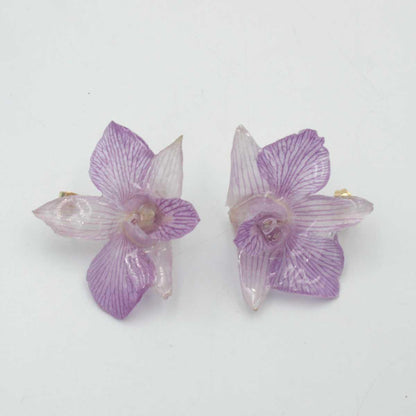 Dettaglio artigianale di Orecchini Exótica con orchidee naturales