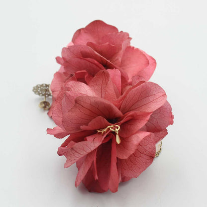 Finitura artigianale di Orecchini Coralina con fiori naturali stabilizzati
