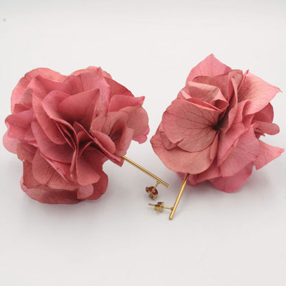 Detalle artesanal de Pendientes Promesa con flores naturales preservadas