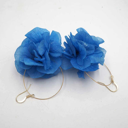 Detalle artesanal de Pendientes Mediterráneo con flores naturales preservadas