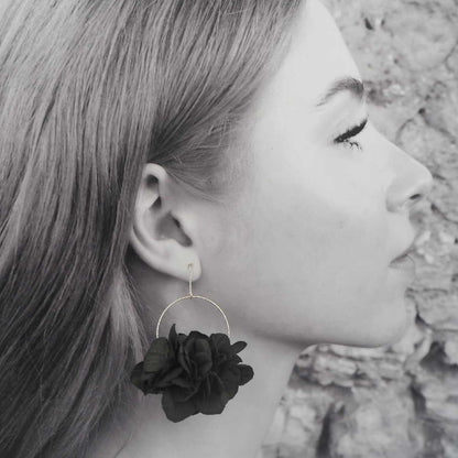 Pendientes Noir con flores naturales preservadas