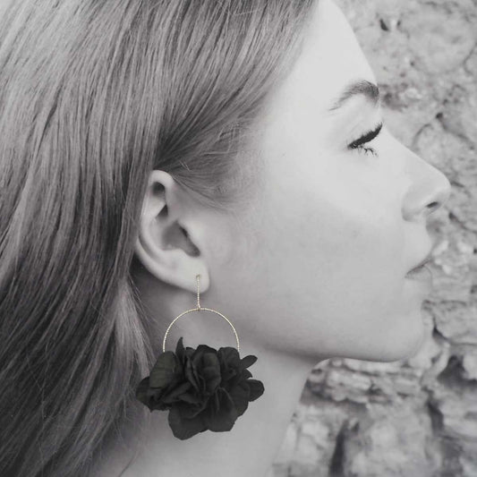 Pendientes Noir con flores naturales preservadas
