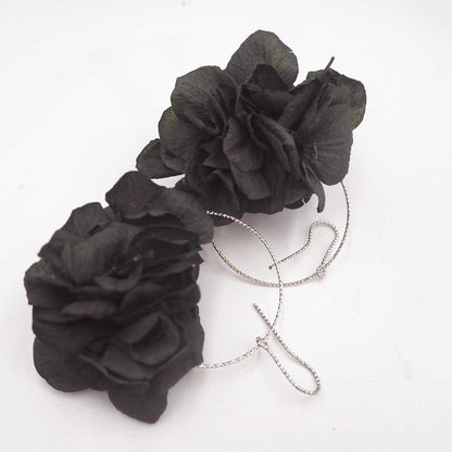 Detalle artesanal de Pendientes Noir con flores naturales preservadas