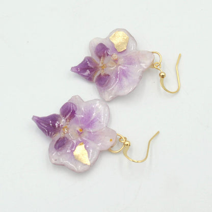 Detalle artesanal de Pendientes Delikatessen con orquídeas naturales