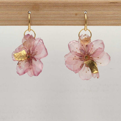 Vista alternativa di Orecchini de Flores Naturales Flor de Cerezo - Oro o Plata con petali naturales de fiore de cerezo