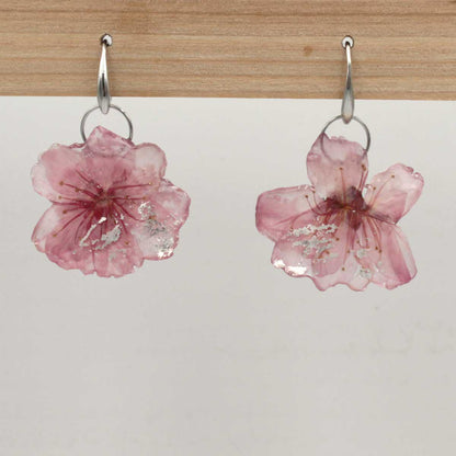 Finitura artigianale di Orecchini de Flores Naturales Flor de Cerezo - Oro o Plata con petali naturales de fiore de cerezo