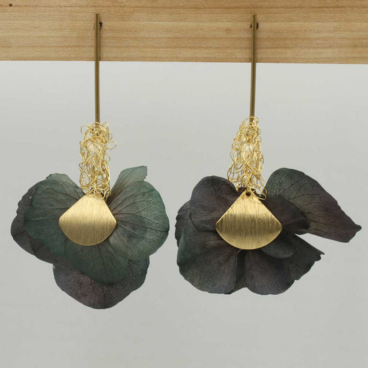 Pendientes Trama con hortensias verdes preservadas y perlas barrocas